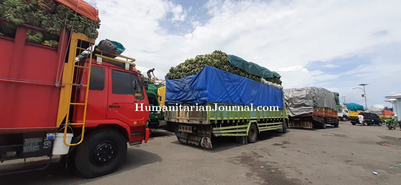 Antrian_truk_di_pelabuhan_ferry_Kewapante.jpeg